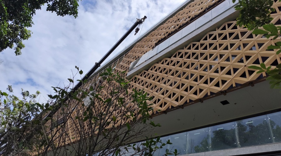 廣東UHPC廠家-惠州茶葉產(chǎn)業(yè)園彩色UHPC鏤空幕墻板工程案