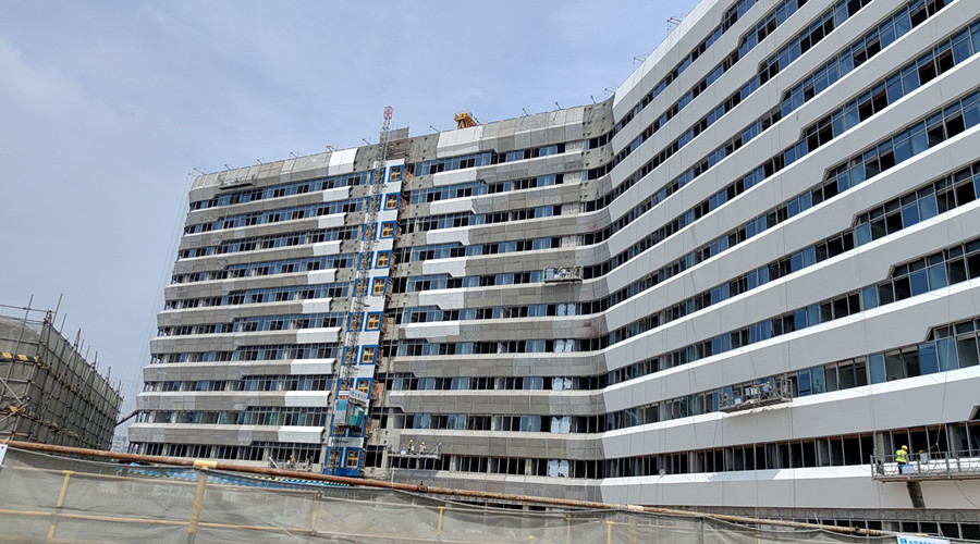 大型GRC幕墻構(gòu)件安裝中 大型GRC幕墻構(gòu)件安裝中